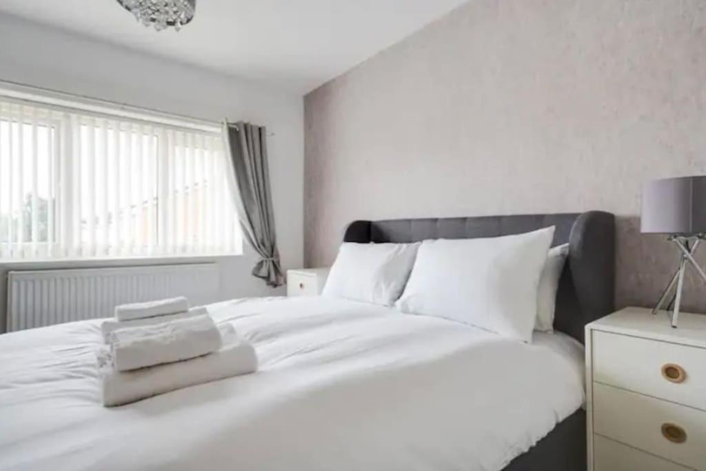 New Build House Near Trafford Centre With Drive Manchester Zewnętrze zdjęcie