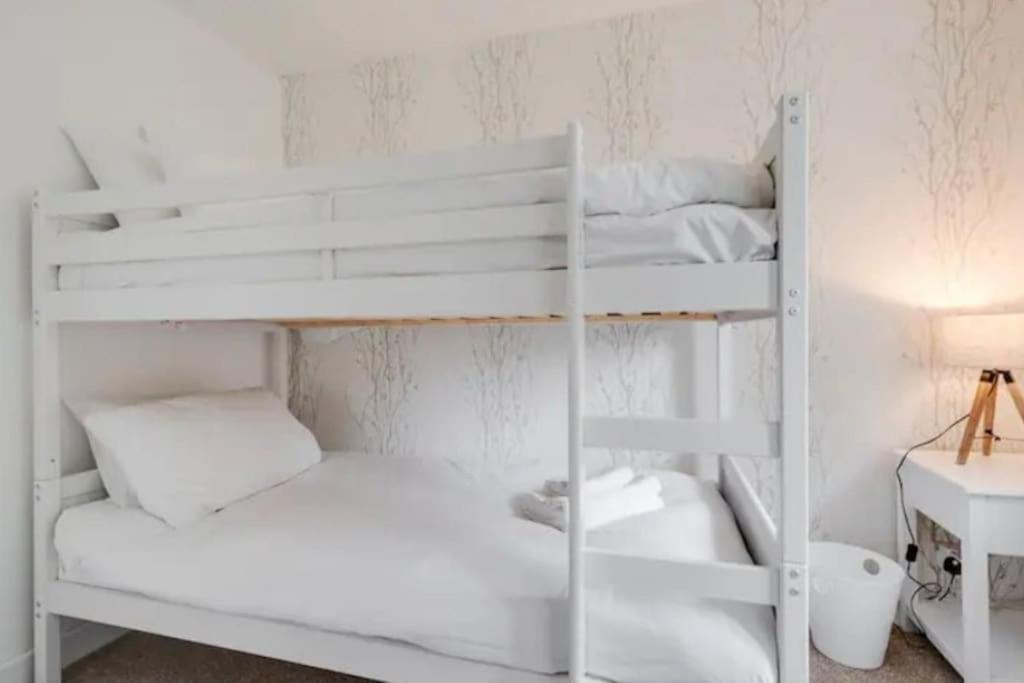 New Build House Near Trafford Centre With Drive Manchester Zewnętrze zdjęcie