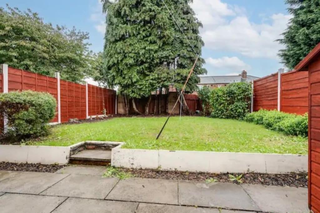 New Build House Near Trafford Centre With Drive Manchester Zewnętrze zdjęcie