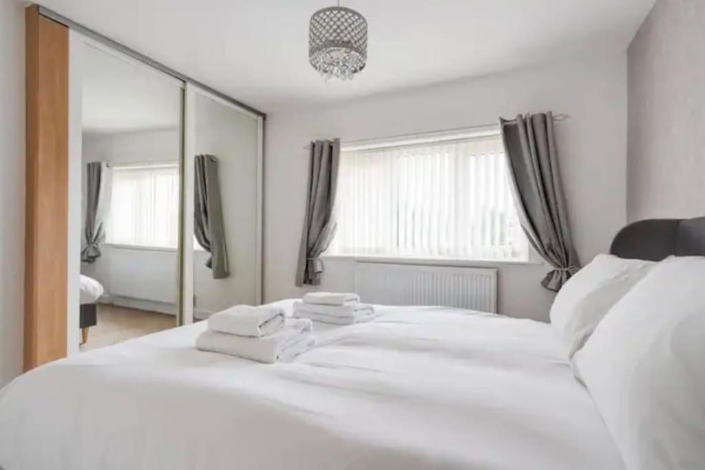New Build House Near Trafford Centre With Drive Manchester Zewnętrze zdjęcie