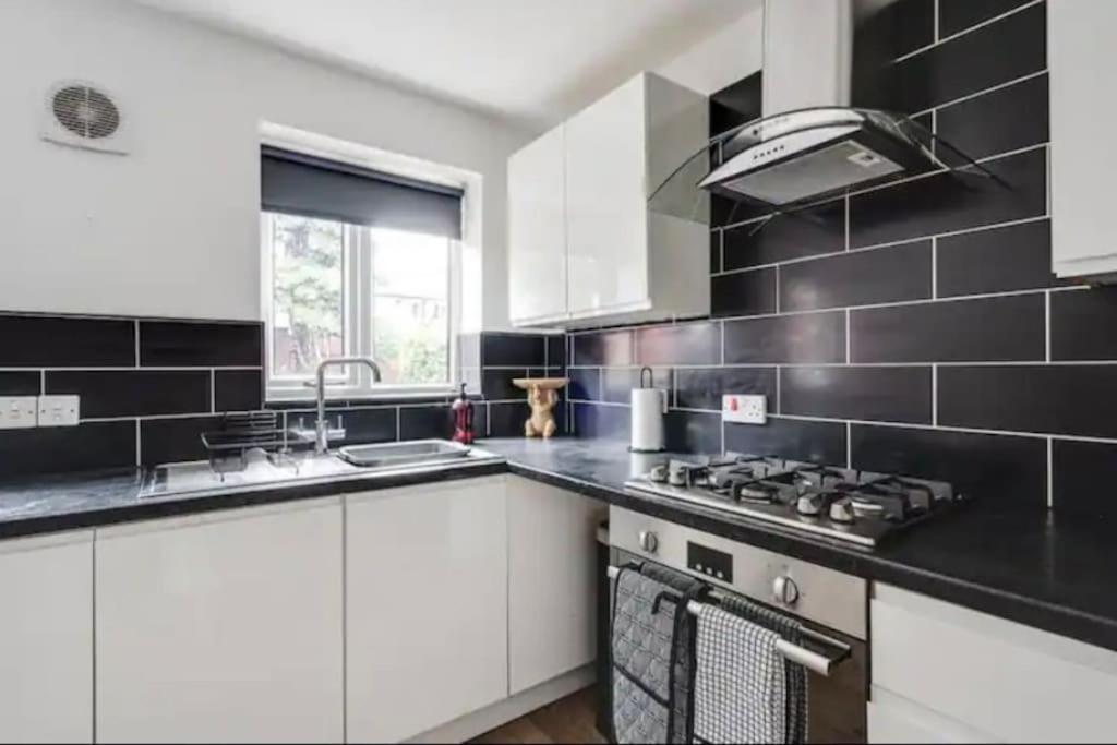 New Build House Near Trafford Centre With Drive Manchester Zewnętrze zdjęcie